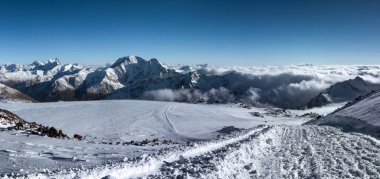 Büyük Kafkasya 'nın panoramik manzarası Elbrus Dağı' na kadar uzanıyor. Açık mavi gökyüzü günü.