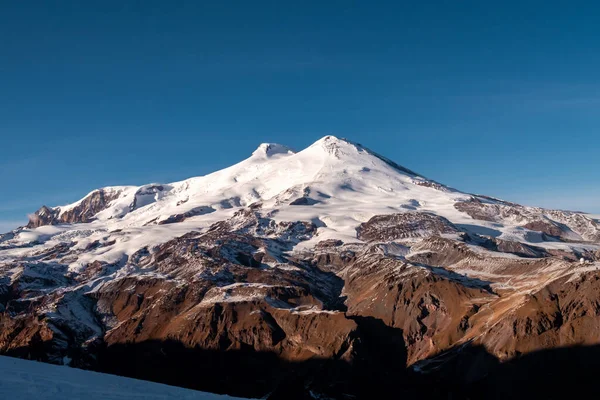 Atemberaubende Schneebedeckte Berglandschaft Des Kaukasus Gipfel Des Elbrus Einem Klaren — Stockfoto