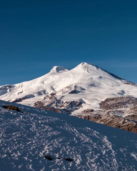하늘에 엘브루스 꼭대기인 코카서스의 놀라운 눈덮인 — 스톡 사진