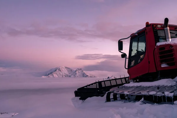 Schneepflug Maschine Verschneiten Skigebiet Bei Sonnenuntergang lizenzfreie Stockbilder