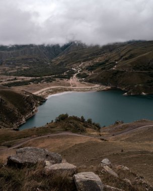 Bulutlu bir günde turkuaz suyu olan dağ gölü. Elbrus bölgesi