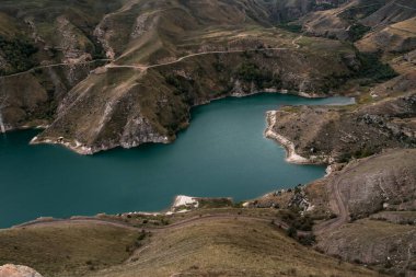 Bulutlu bir günde turkuaz suyu olan dağ gölü. Elbrus bölgesi