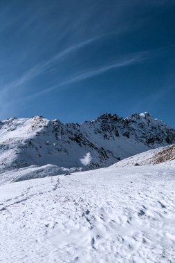 Dağlar. Güzel bir kış gününde açık mavi gökyüzü. Kafkasya, Elbrus bölgesi.
