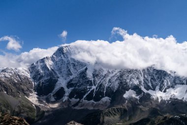 Daha büyük Kafkasya Dağları. Elbrus bölgesindeki Donguz-Orun Dağı 'nda. Yaz manzarası
