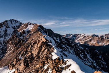 Karlı Büyük Kafkasya tepesi. Güneşli bir gün. Susan 'dan önce. 3500 metreden görüntüle