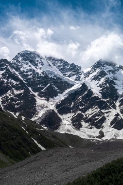 Daha büyük Kafkasya Dağları. Elbrus bölgesindeki Donguz-Orun Dağı 'nda. Yaz manzarası