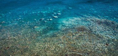 Küçük dalgalı deniz yüzeyi, mavi ve turkuaz renkli üst manzara. Ekoloji kavramı.
