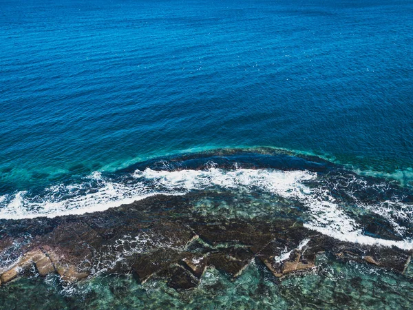 Flygfoto Ovanifrån Havsvågor Träffar Klippor Fantastisk Klippa Kustlandskap Kustlinjen Japanska — Stockfoto