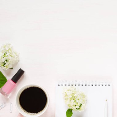 Bir fincan kahve, not defteri, ortanca ve hediyeli bir işyeri.