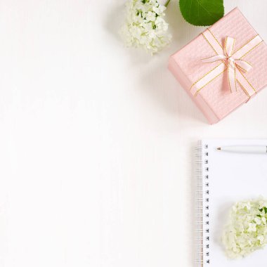 Not defteri, ortanca ve hediyeli bir iş yeri. Üst görünüm