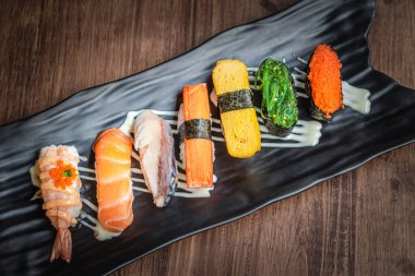 Suşi siyah tabakta.