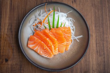 Taze somon dilimlenmiş sashimi, yanında da Çin yemeği, Japon yemeği.   