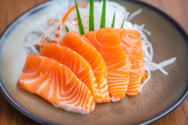 Taze somon dilimlenmiş sashimi, yanında da Çin yemeği, Japon yemeği.   