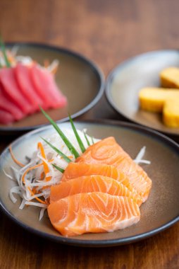 Taze somon dilimlenmiş sashimi, yanında da Çin yemeği, Japon yemeği.   