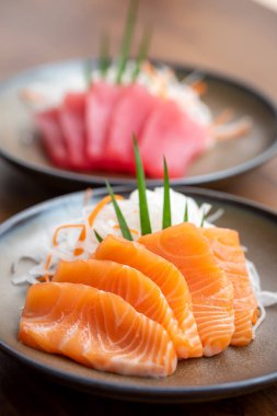 Taze somon dilimlenmiş sashimi, yanında da Çin yemeği, Japon yemeği.   