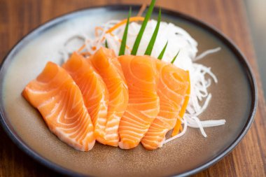 Taze somon dilimlenmiş sashimi, yanında da Çin yemeği, Japon yemeği.   