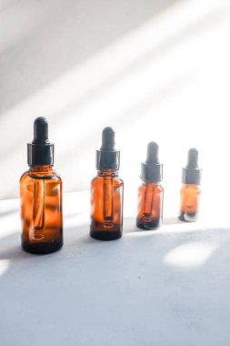 Pipetli cam damlalar. Kozmetik yağ şişesi modeli. Model sahnesi. Ürün sunum konsepti.