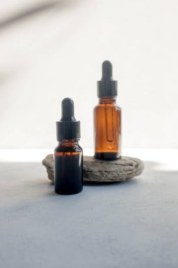 Pipetli cam damlalar. Kozmetik yağ şişesi modeli. Model sahnesi. Ürün sunum konsepti.