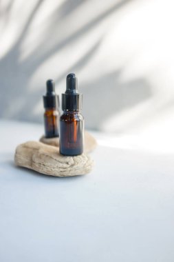 Pipetli cam damlalar. Kozmetik yağ şişesi modeli. Model sahnesi. Ürün sunum konsepti.