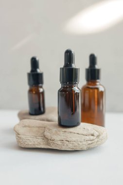 Pipetli cam damlalar. Kozmetik yağ şişesi modeli. Model sahnesi. Ürün sunum konsepti.