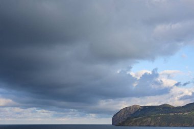 Mundaka, Bizkaia; 09 Ekim 2021. Urdaibai biyosfer rezervindeki Mundaka kıyı kasabası. Mundaka 'dan Cape Ogono' nun manzarası.