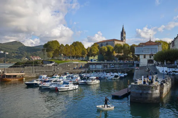 Mundaka, Bizkaia; 09 Ekim 2021. Urdaibai biyosfer rezervindeki Mundaka kıyı kasabası. Balıkçı teknesine gidiyor..