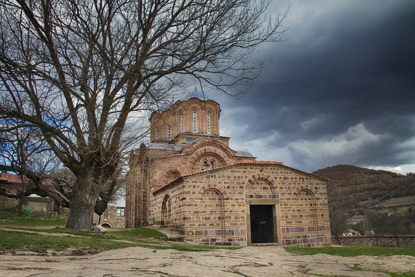 Oude klooster in de heuvels van lesnovo, Macedonië — Stockfoto