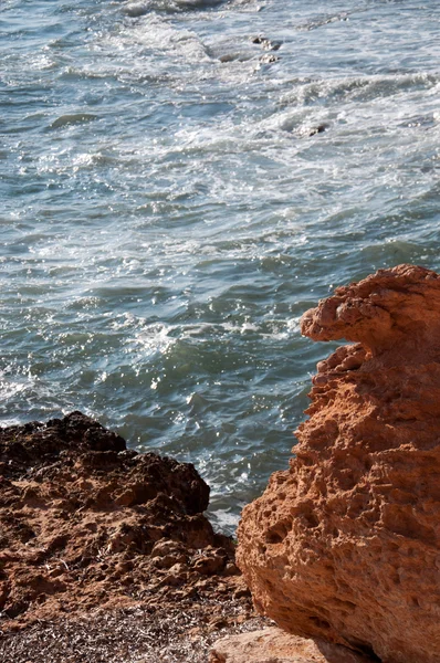 Океан и красные камни . — стоковое фото