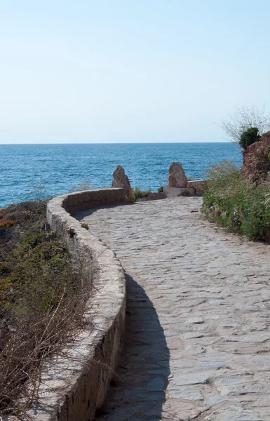 Curved pathway along the sea. — Stock Photo, Image