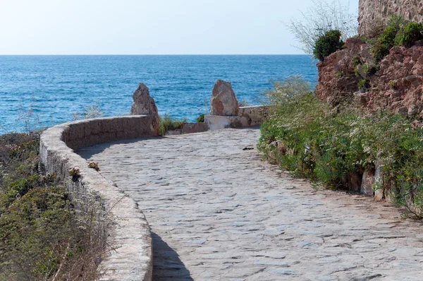 Curved pathway along the Mediterranean sea. — Stock Photo, Image