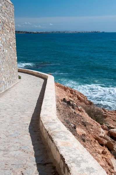 Edgy pathway along the sea — Stock Photo, Image