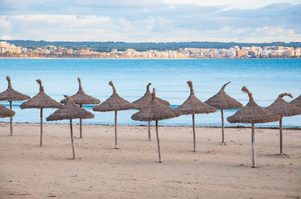 草帽遮阳伞和空旷的海滩 — 图库照片