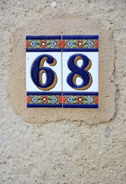 陶瓷墙地砖数字 '68' 伊维萨岛样式 — 图库照片