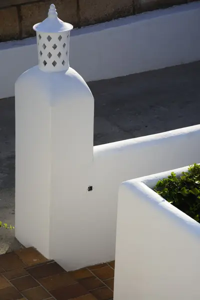 Puerta de entrada estilo Ibiza con lámpara — Foto de Stock