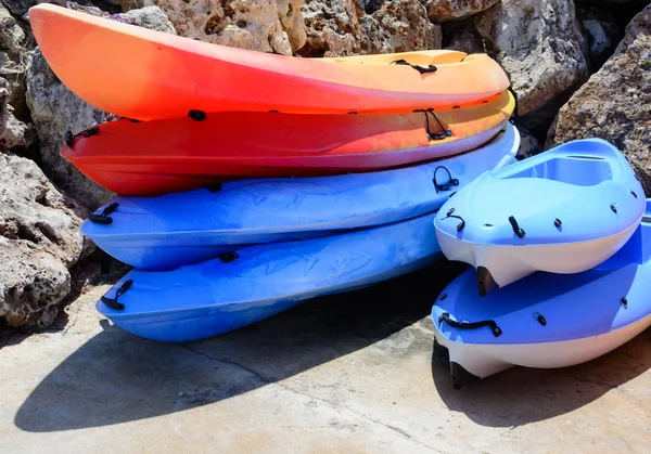 Kayaks in marina — Stock Photo, Image