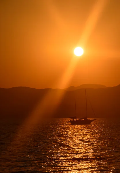 夕焼けのヨット — ストック写真