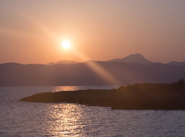 Pôr do sol sobre baía e península . — Fotografia de Stock