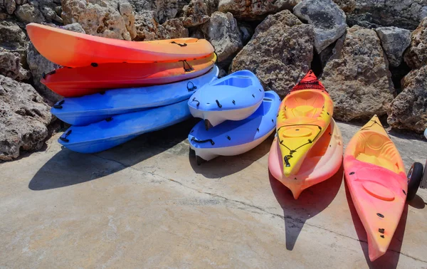 Pilhas de caiaques coloridos — Fotografia de Stock