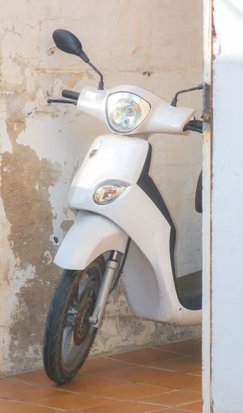 Beyaz scooter — Stok fotoğraf