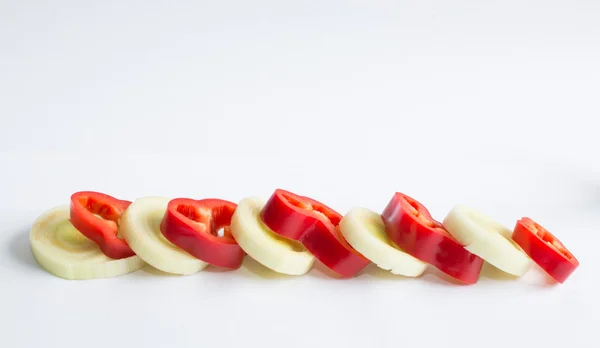 라인에 부추 양파와 붉은 파프리카 슬라이스. — 스톡 사진