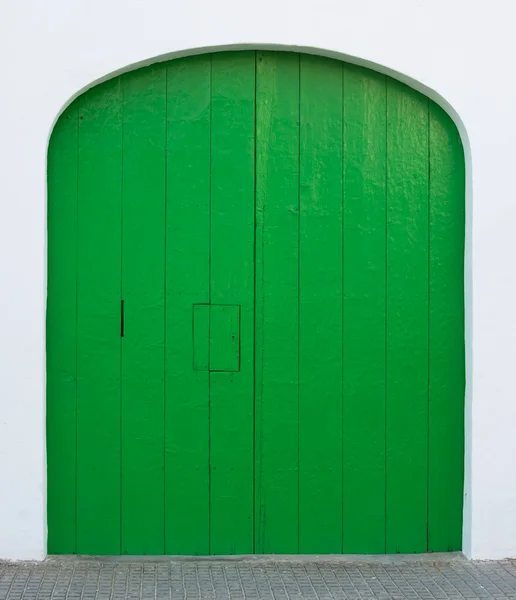 Grön målad dörr med lucka — Stockfoto