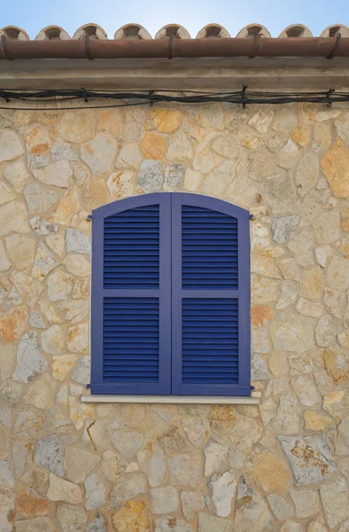 Niebieskie okno żaluzje — Zdjęcie stockowe