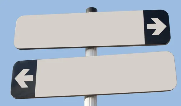 Dvě znamení ukazující opačným směrem, s kopií prostor a blu Stock Snímky