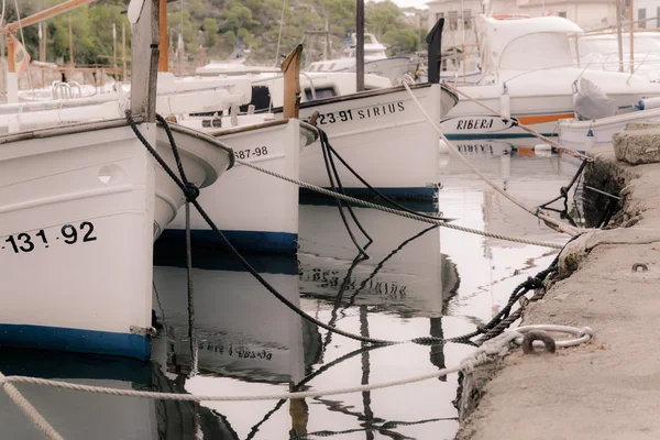 Klasik küçük ahşap tekne, llauts, Limanda demirli — Stok fotoğraf