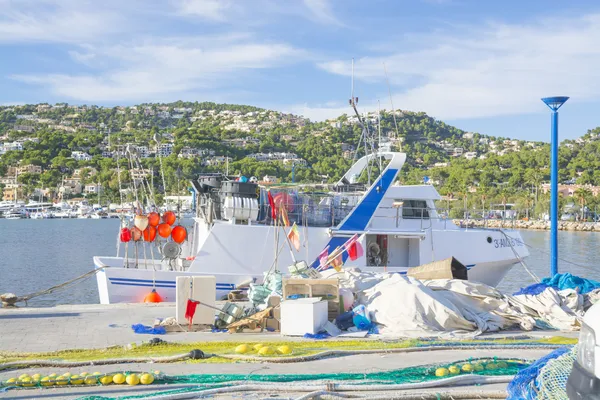 Netze auf Pier. Fischerboot im Hafen angekommen - Serie. — Stockfoto