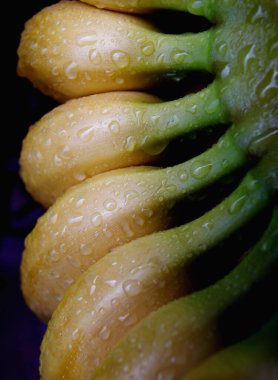 Lezzetli olgun muzlar Kabuğun üzerinde su damlaları.