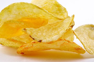 Beyaz arka planda lezzetli çıtır patates cipsi..
