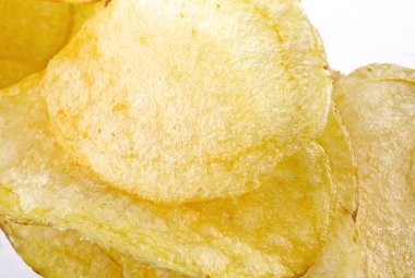 Beyaz arka planda lezzetli çıtır patates cipsi..