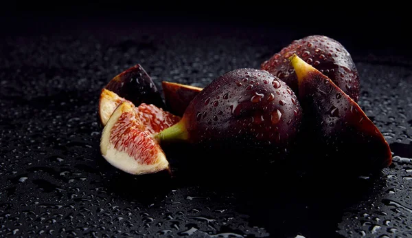 Intere Tagliate Pezzi Fichi Fichi Maturi Con Gocce Acqua Sulla — Foto Stock