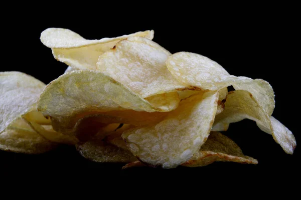 Pyszne Chrupiące Chipsy Ziemniaczane Czarnym Tle — Zdjęcie stockowe